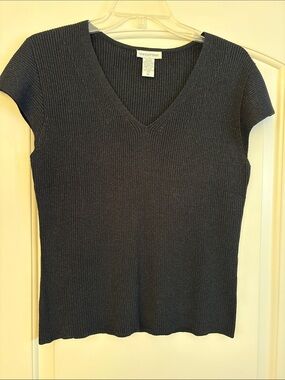 Women's irrodicient Black ribbed V-Neck Top